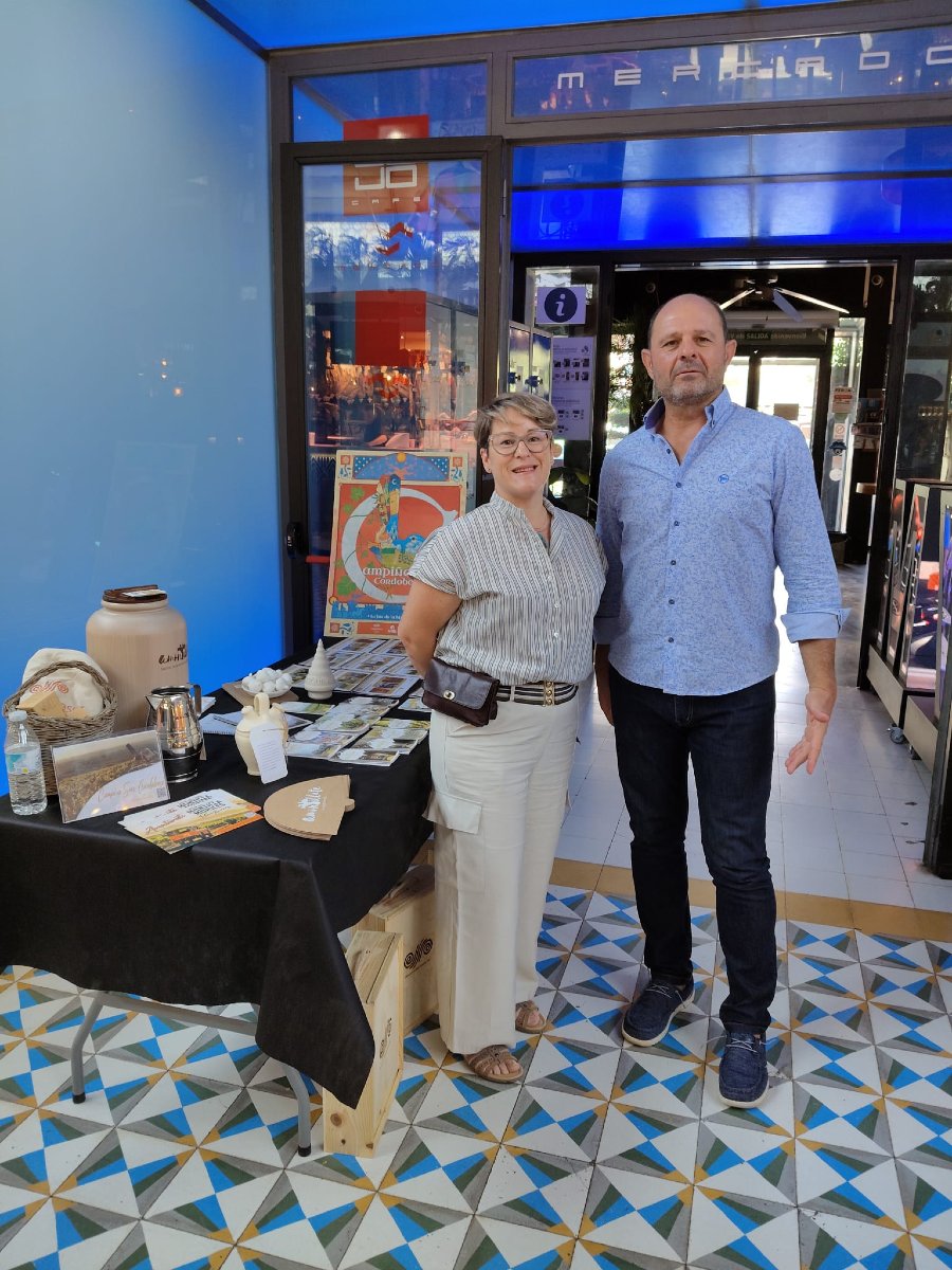 Emcotur's tweet image. 📣 Hoy en el @MercVictoria  se ha presentado una nueva experiencia de @MontillaMonriles y la #MancomunidadCampiñaSur.

@Emcotur ha estado allí apoyando como voz del empresariado turístico.

📌 Si tienes un negocio en la zona, asóciate a Emcotur y súmate a  f.mtr.cool/jfyvaggyvu