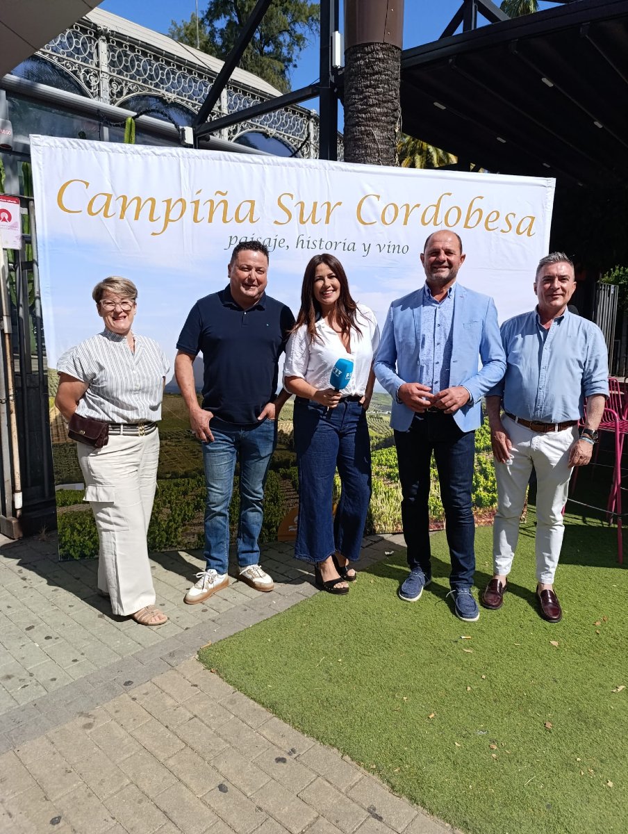 Emcotur's tweet image. 📣 Hoy en el @MercVictoria  se ha presentado una nueva experiencia de @MontillaMonriles y la #MancomunidadCampiñaSur.

@Emcotur ha estado allí apoyando como voz del empresariado turístico.

📌 Si tienes un negocio en la zona, asóciate a Emcotur y súmate a  f.mtr.cool/jfyvaggyvu