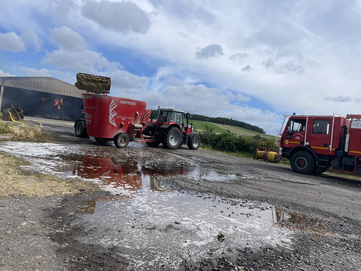 R_Hugon_43's tweet image. Aujourd’hui le stockage, du matériels de l’exploitation familiale est parti en fumée 😢.
Super travail des @pompier. La solidarité des voisins #agriculteurs est incroyable. Nous sauvons la stabulation des vaches grâce à le retenue collinaire de nos cousins.