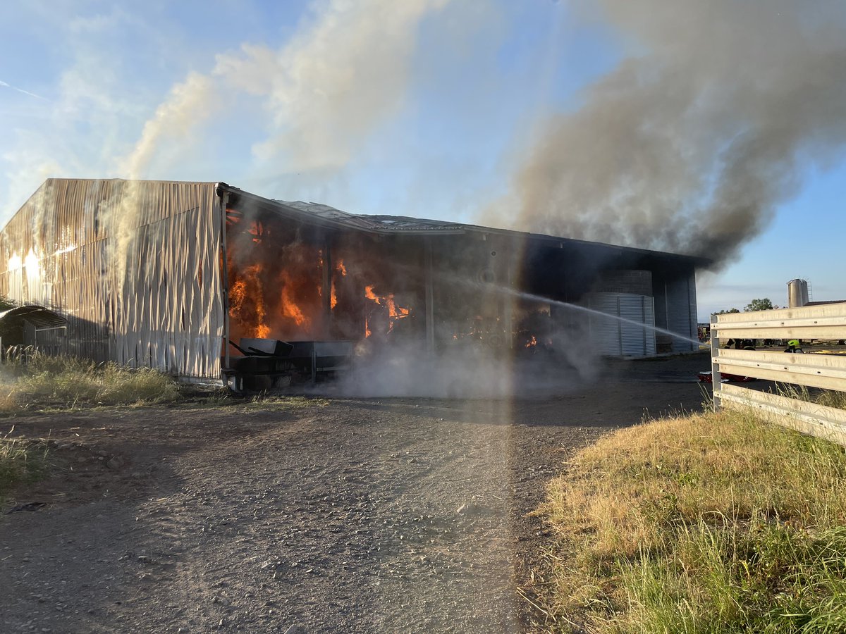 R_Hugon_43's tweet image. Aujourd’hui le stockage, du matériels de l’exploitation familiale est parti en fumée 😢.
Super travail des @pompier. La solidarité des voisins #agriculteurs est incroyable. Nous sauvons la stabulation des vaches grâce à le retenue collinaire de nos cousins.