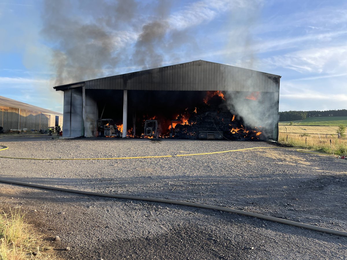 R_Hugon_43's tweet image. Aujourd’hui le stockage, du matériels de l’exploitation familiale est parti en fumée 😢.
Super travail des @pompier. La solidarité des voisins #agriculteurs est incroyable. Nous sauvons la stabulation des vaches grâce à le retenue collinaire de nos cousins.