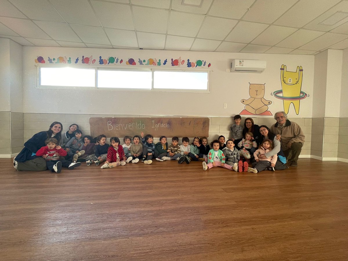 Ayer,  26 de junio, estuve con los pequeños de 2 y 4 años del Jardín  Carrusel. Fue un hermoso encuentro donde niños, maestras y yo  anduvimos viajando entre cuentos, risas y abrazos. Sentí las  palabras del poeta cuando dijo  "tu risa me hace  libre, me pone alas". Gracias