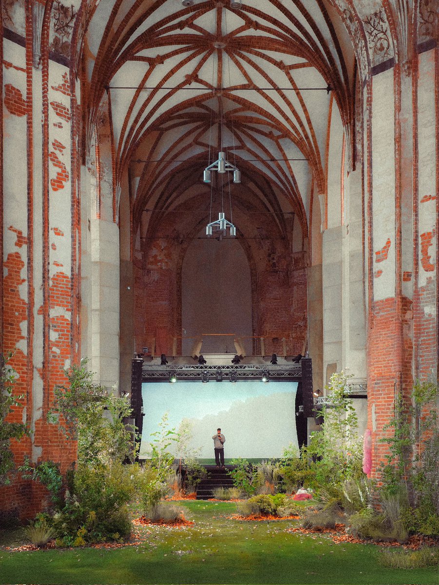 hashtagalek's tweet photo. W Gdańsku wewnątrz gotyckiego kościoła zasadzono las i posiano trawę 🌳☘️ To nowa instalacja artystyczna "Leśnia" w NCK Centrum św. Jana. Ten surrealistyczny widok dostępny jest tylko przez kilka dni, do 5 lipca https://t.co/qgLEQELvZ1