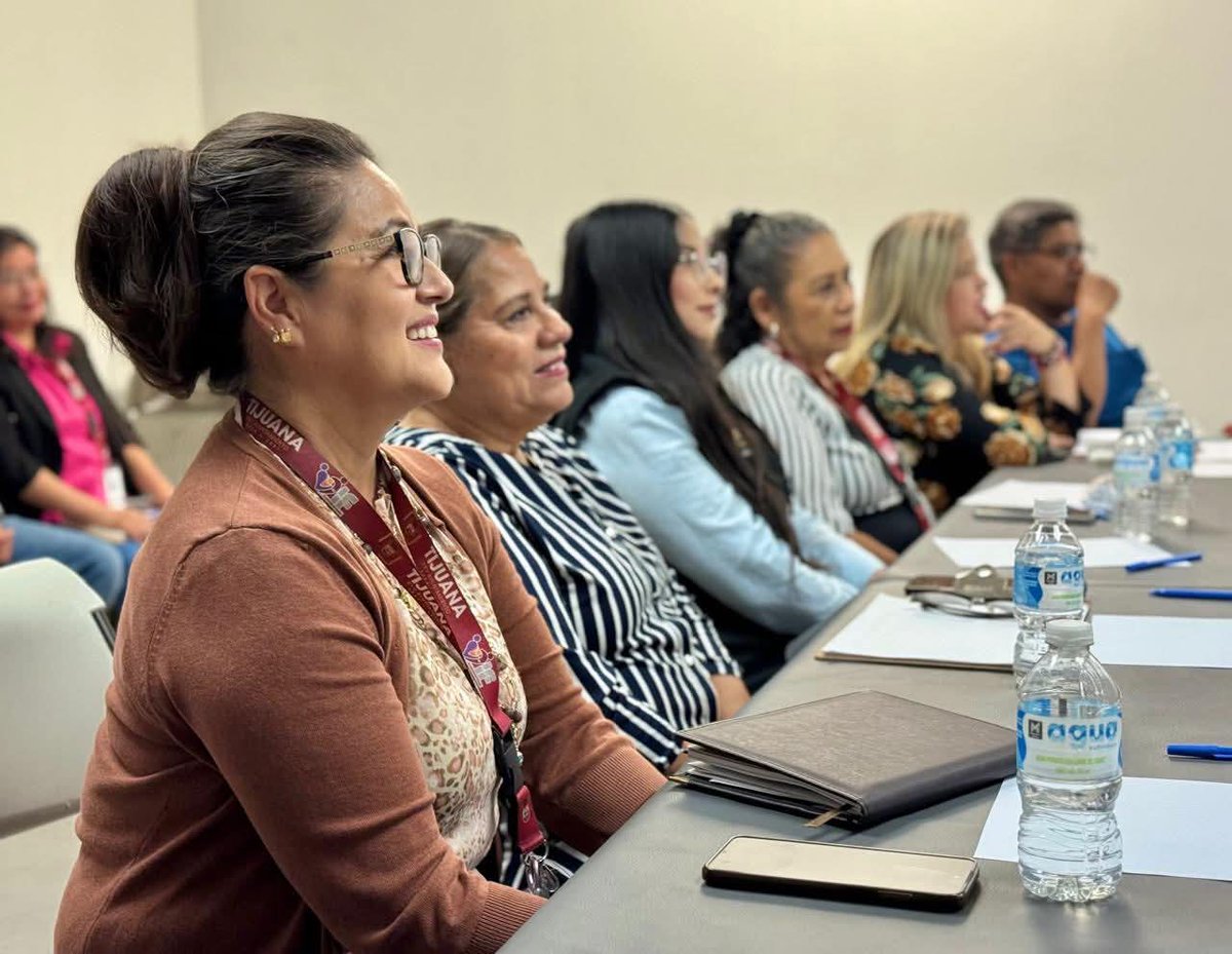Personal de DIF Tijuana participó en el Taller “Proyecto personal: Una reflexión para servidores públicos”, dinámica llevada a cabo por  Francisco Ramírez psicólogo, que invita a la introspección, promoviendo el desarrollo humano y profesional.
#TijuanaResponsabilidadDeTodos