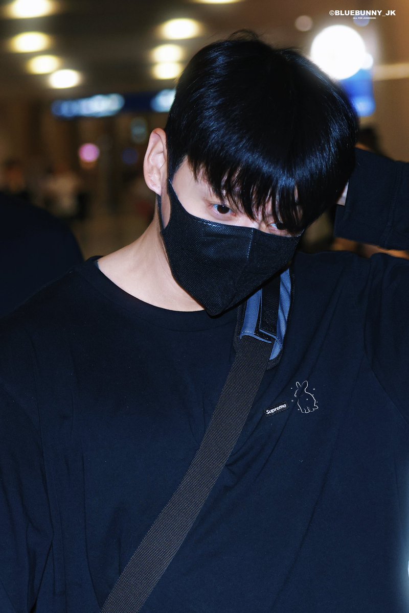 koolovrboy's tweet photo. 여기사진 볼때마다생각하는데 토끼로고 너무 커엽고자연스럽게넣으심,, 진짠줄알엇어 껄껄 https://t.co/B0U9iHQDw5