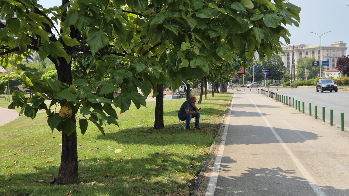 On the importance of shade in public places, vol.23

#BeatTheHeat #CityShades
