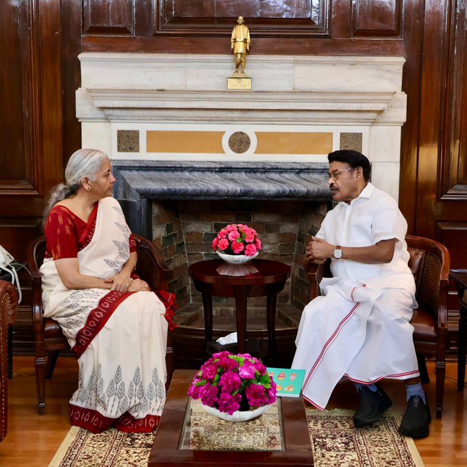 AIRNews_Chennai's tweet image. முன்னாள் #MP (#LS), திரு. டி.ஆர்.பாரிவேந்தர், மத்திய அமைச்சர் திருமதி. நிர்மலா சீதாராமன் -ஐ சந்தித்து பேசினர்.

@nsitharaman | @nsitharamanoffc | @airnewsalerts