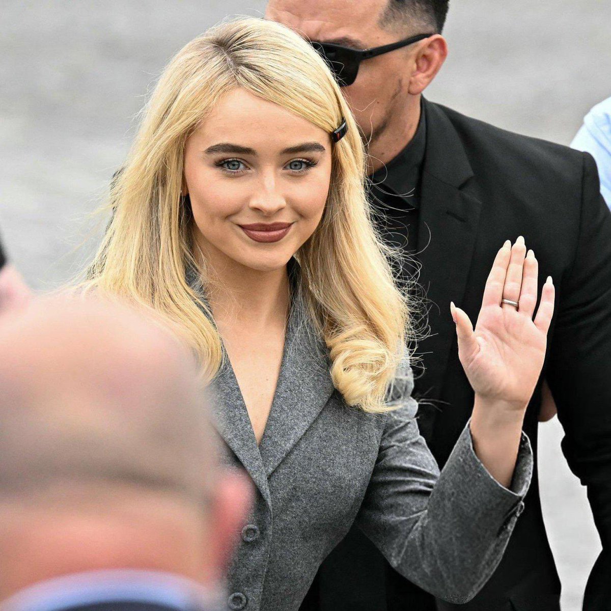 PRINCESA! Sabrina Carpente no desfile da Dior, nesta manhã.