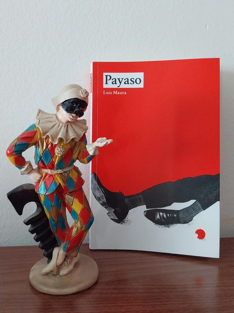 #Payaso, de Luis Maura, es un thriller de humor negro, ambientado en un caluroso verano madrileño, protagonizado por un actor precario y con un cadáver de por medio.

Por supuesto, me ha encantado.

<a href="/DosBigotesEdit/">Editorial Dos Bigotes</a>
