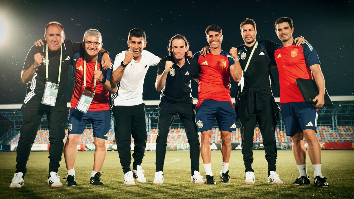 Orgullo de EQUIPO:clasificatorio de Kosovo, Ronda Élite en Italia y Fase Final de Eurocopa en Rumanía. El reto siempre es máximo....Increíble PROCESO y feliz por la importante aportación de jugadores Sub 18.
TEAM Pride:Incredible PROCESS and important contribution of U18 players.