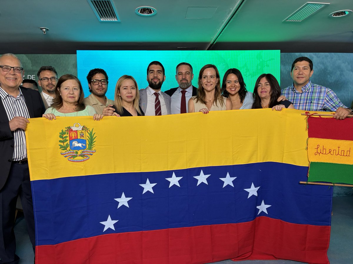 Los venezolanos agradecemos profundamente a <a href="/vox_es/">VOX 🇪🇸</a> y a <a href="/PatriotsEU/">Patriots.eu</a> por ser siempre una voz férrea en pro de la causa de la libertad de Venezuela.
Hoy #27Jun hemos acompañado la clausura de la IV Cumbre de la Iberosfera, en Madrid, en el que ha tenido lugar un homenaje a los