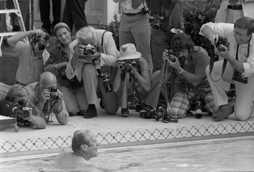 TodaysDocument's tweet image. President Gerald Ford takes his First Swim in the New White House Pool
catalog.archives.gov/id/6372841