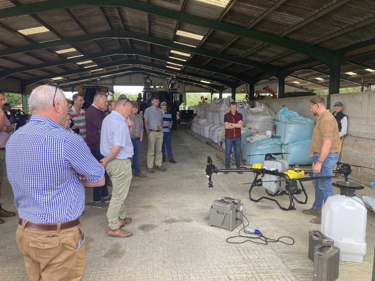 cereals_sw's tweet image. Yesterday we wound up proceedings (for now..) with Andrew at Boddington Estates (Cheltenham MF). A varied day was had drones, endophytes, MANNER NPK, 🍔… Many thanks all! @Syngenta @AHDB_Cereals @Kathrynstyan