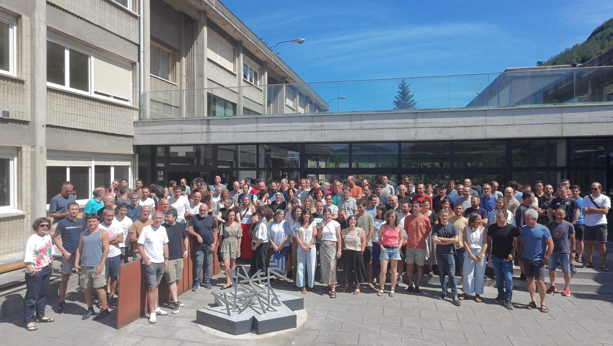 Ikasturte bukaerako klaustroa ospatu degu eta gure lankide, lagun eta lider izan den eta izango den Iñaki Pakearen omenez egindako eskulturaren ondoan argazki bat atera degu. Beti gurekin Iñaki! 🫂