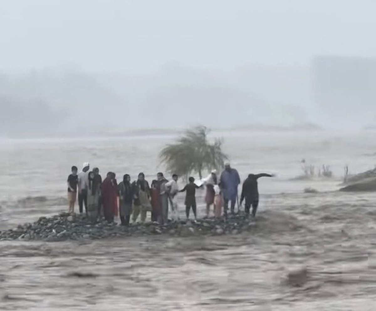 سوات میں رہنے والے مقامی لوگوں سے معلومات کیلئے ایک سوال پوچھ رہا ہوں۔۔۔
کیا اس دریا میں اچانک اتنا ذیادہ پانی آ جاتا ہے جو بندہ دو چار قدم چل کر باہر بھی نہیں نکل سکتا؟

سیریس سوال پلیز