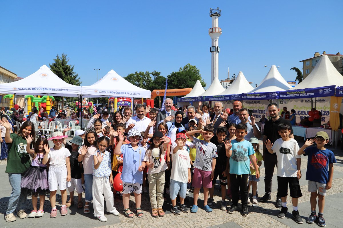 Büyükşehir Belediyemiz tarafından İlçemiz 15 Temmuz Millet Meydanımızda bugün saat 18.00'a kadar kurulan Çocuk Şenliğine tüm çocuklarımız davetli.
Bu güzel etkinlikten dolayı başta Büyükşehir Belediye Başkanımız <a href="/halitdoganbsk/">Halit Doğan</a> olmak üzere emeği geçen birimlere teşekkür ediyorum.