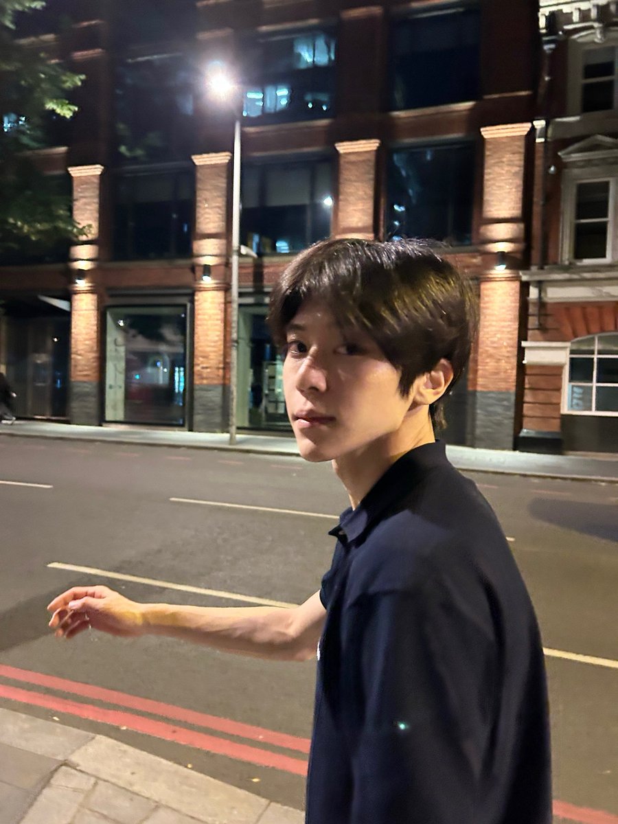 sionjanim's tweet photo. 하루에도수십번쳐다보고있게됨
아흑발너무좋아송버드때도탈색머리엿다가갑자기흑발해줘서행복햇는데그때생각이막막나고 https://t.co/6ZHMicR6ih