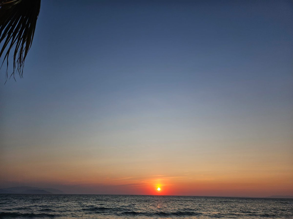 sof_any's tweet photo. @LaurenJauregui happy birthday beautiful soul. Hope you have a blast today and this year you get to accomplish all your dreams and goals. I love you ♡ 
Ps: a pic from a beautiful sunset as a gift. https://t.co/hIZ5Eu0AaC