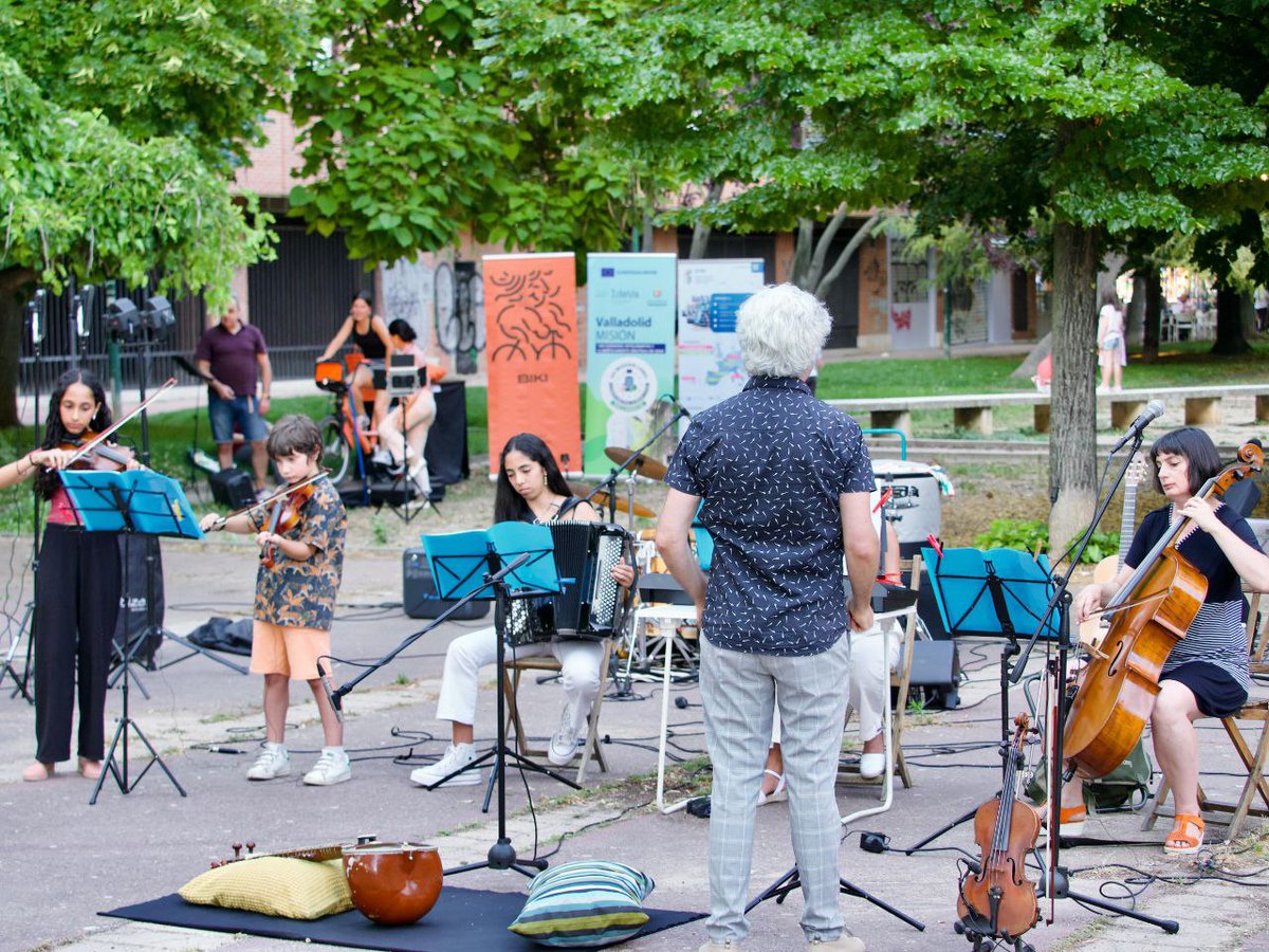 BikiVLL's tweet photo. 📢 Conciertos en la naturaleza con BIKI

👉 Participamos en los conciertos “Sol en la Música” de la mano del proyecto europeo SPINE, con música en vivo, baile, bicis y mucho más.

👉 Se están entregando premios pedaleando en BIKI para generar energía para el concierto.

🔗 Más información en: https://t.co/mYgal17aBF