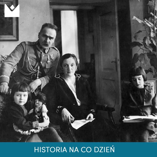 3 lipca 1923: „Zaplute karły”.  Józef Piłsudski wycofuje się z czynnego życia politycznego

Dymisja Marszałka dla wielu była ogromnym szokiem. „My, legioniści, byliśmy całkowicie zaskoczeni, a mówiąc prawdę, ciężko przygnębieni tą nagłą decyzją Komendanta – odejścia ze służby