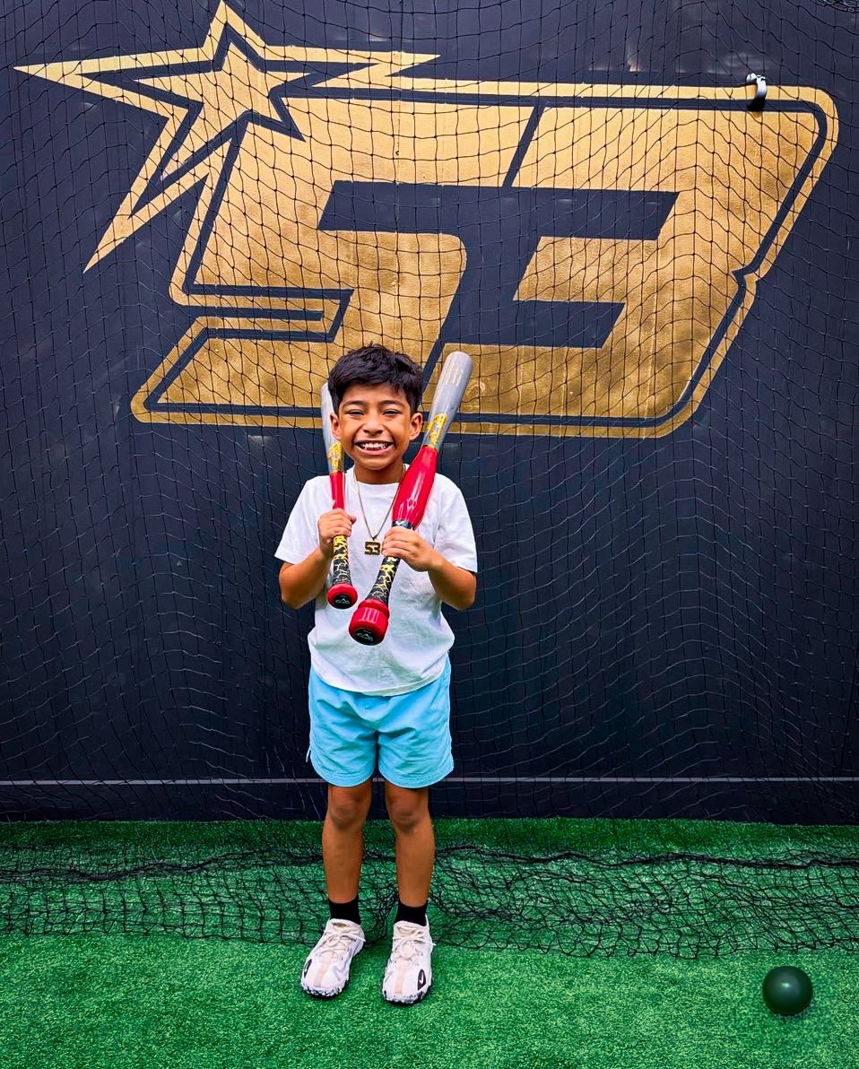 CamWoodBats's tweet photo. What an awesome color combo from Alekz Perez! Love seeing the smile on these kids face when they get there new custom bats they designed!! 😁🎨⚾️
#custom #woodbat #trainingbat #exitvelocity #happiness #baseball #softball https://t.co/1xIUEvviYB