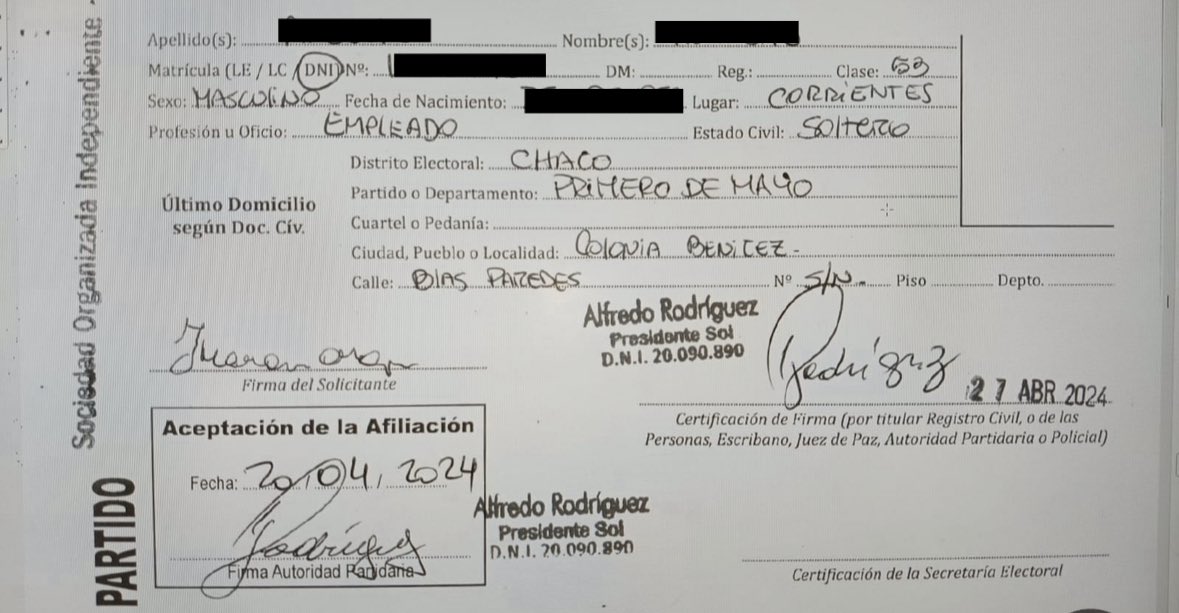 manujove's tweet photo. A “Capi” Rodríguez, presidente de LLA en  Chaco, la Justicia lo investiga por extorsionar y pedir guita a empleados de ANSES. Ahora apreció otra irregularidad: afiliados truchos en el partido. Personas que aparecen  como afiliadas y aseguran nunca haber sido consultadas. Firmas apócrifas. De estos tres casos, dos no saben leer ni escribir. Otro tiene Parkinson. Las fichas fueron completadas sin su consentimiento.