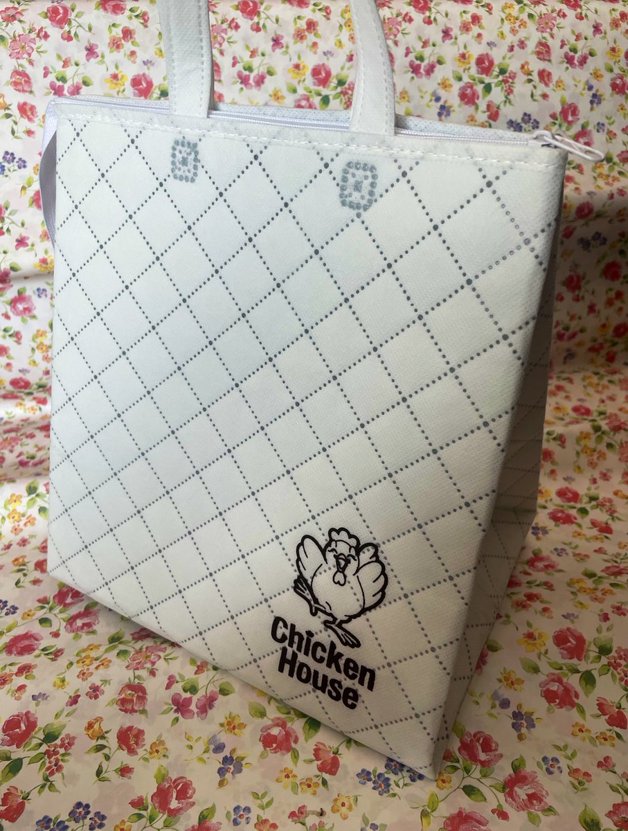 チキハウスの
オリジナル保冷バッグが新登場🛍️

串は約50本入ります！
お土産やプレゼント時にも
高級感があってオススメです🎁

店頭にて実物ご覧いただけます🐓
#ロゴ入り保冷バッグ