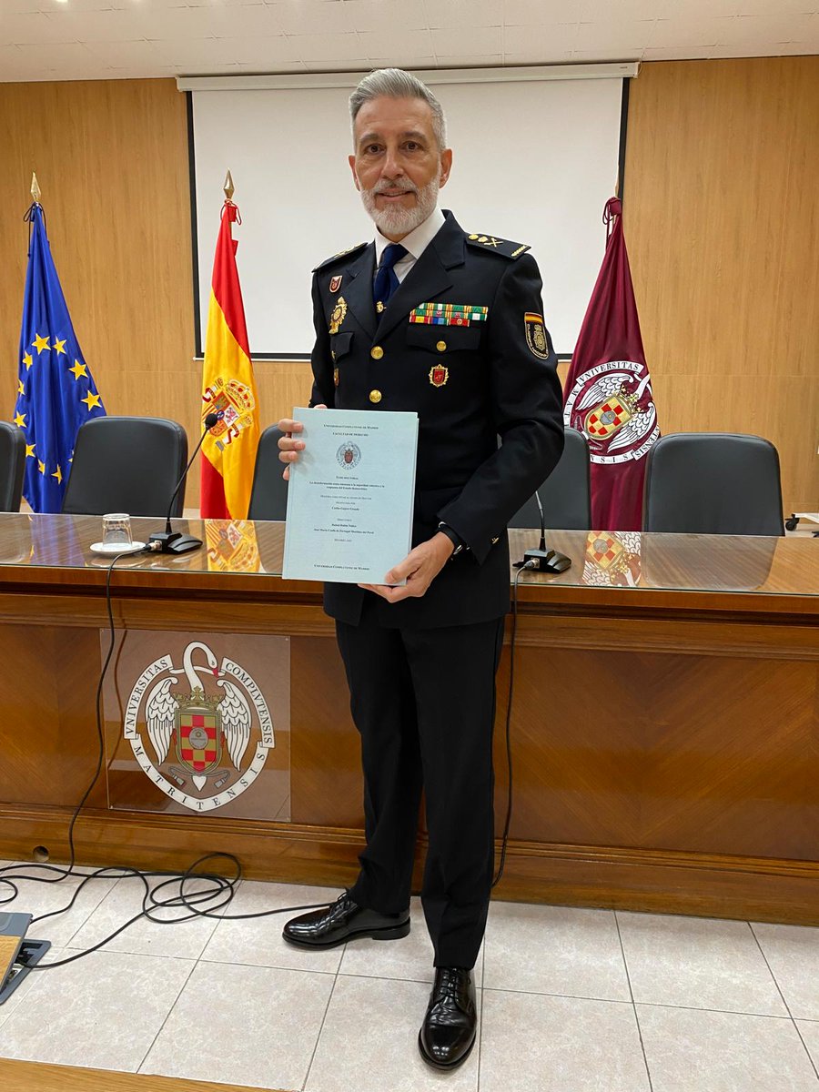 👨‍🎓👮Enhorabuena a Carlos Gajero, comisario principal Jefe Superior de Policía en la C.A de #Valencia, que hoy ha defendido su tesis doctoral "La desinformación como amenaza a la seguridad colectiva y la respuesta del Estado democrático" con nota de Sobresaliente Cum Laude