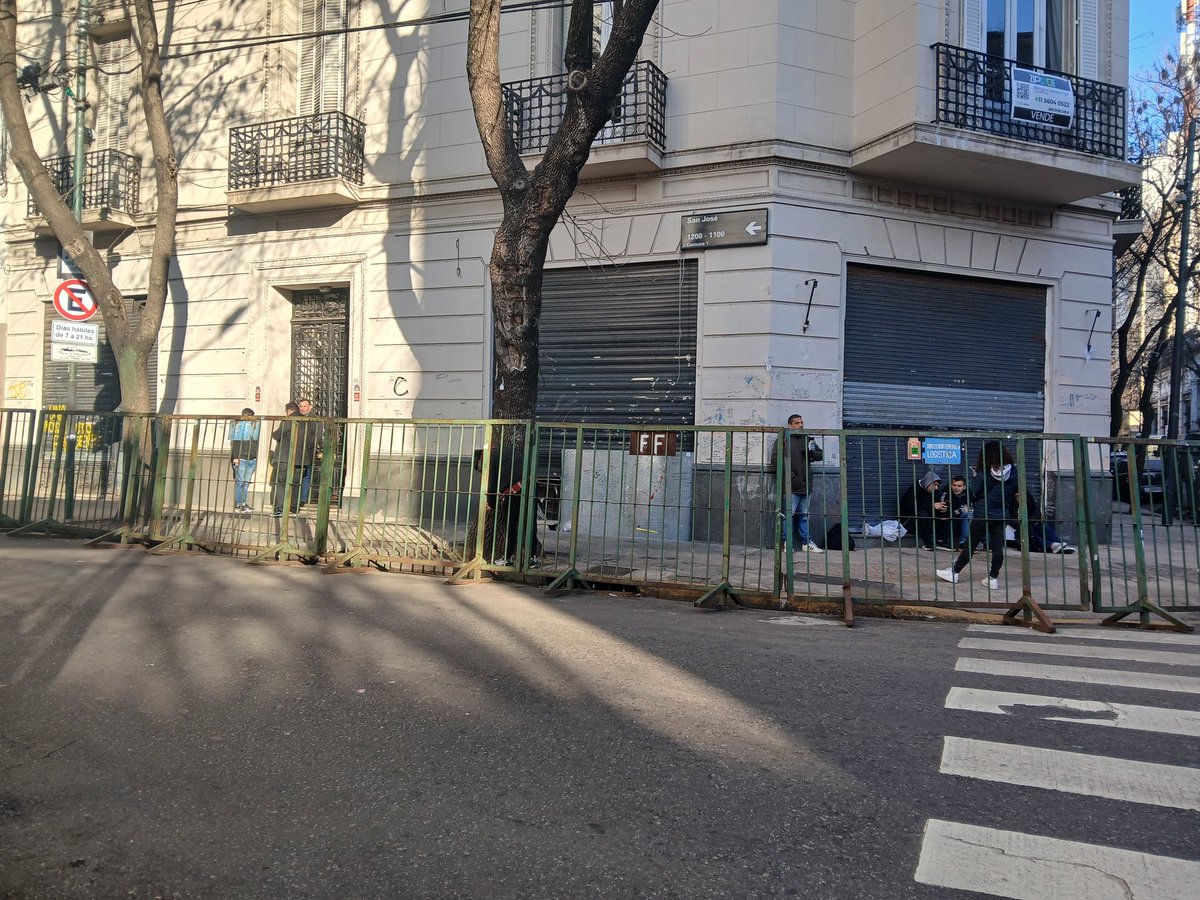 Así vallado está el edificio de <a href="/CFKArgentina/">Cristina Kirchner</a> 
#CristinaLibre #ArgentinaConCristina