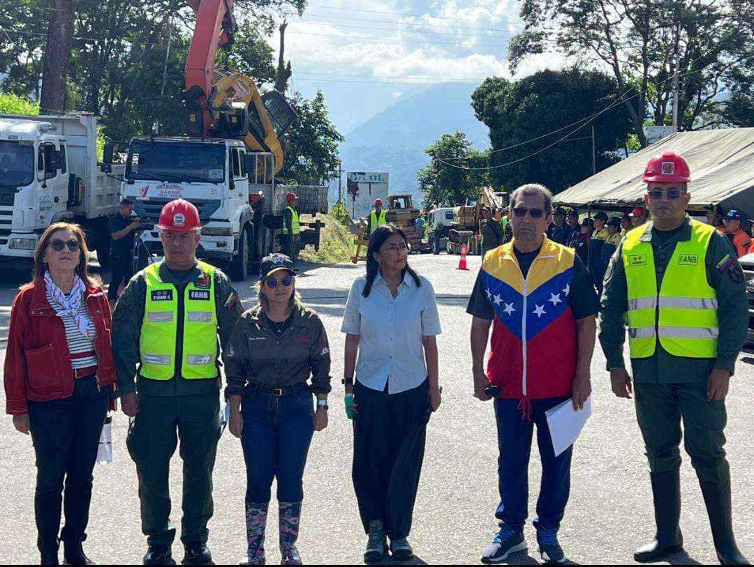 DONKAN DAVILA (@donkandavila) on Twitter photo Gobernador del estado Barinas,
<a href="/Adan_Coromoto/">Adán Chávez</a> ADAN CHÁVEZ
Al Frente del Puesto Comando de Barinas atenderá a 3.730 familias afectadas por lluvias.
En visita realizada a Barinas, La vicepresidenta <a href="/delcyrodriguezv/">Delcy Rodríguez</a> informó que el Gobierno Nacional desplegó los equipos necesarios Gobernador del estado Barinas,
<a href="/Adan_Coromoto/">Adán Chávez</a> ADAN CHÁVEZ
Al Frente del Puesto Comando de Barinas atenderá a 3.730 familias afectadas por lluvias.
En visita realizada a Barinas, La vicepresidenta <a href="/delcyrodriguezv/">Delcy Rodríguez</a> informó que el Gobierno Nacional desplegó los equipos necesarios