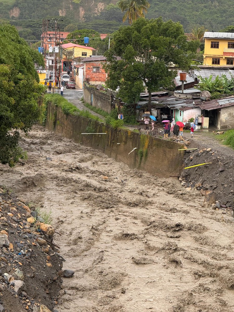 Desde Maracaibo, elevamos nuestras oraciones por el pueblo de #Mérida, que enfrenta días difíciles por las fuertes inundaciones.

Pedimos a Dios y a nuestra Chinita que los protejan, les den fuerza y esperanza para salir adelante.
¡Estamos con ustedes, hermanos merideños!