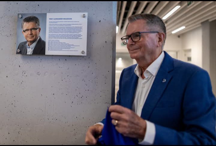 Tomasz Duklanowski (@tduklanowski) on Twitter photo Planetarium w Morskim Centrum Nauki w Szczecinie podległe pod marszałka Geblewicza z PO, od dziś nosi imię prof Wolszczana, tajnego współpracownika SB ps. Lange. 
Z dokumentów, jakie zachowały się w jego teczce pracy, wynika, że informował o bracie w Szwecji, osobach wwożących Planetarium w Morskim Centrum Nauki w Szczecinie podległe pod marszałka Geblewicza z PO, od dziś nosi imię prof Wolszczana, tajnego współpracownika SB ps. Lange. 
Z dokumentów, jakie zachowały się w jego teczce pracy, wynika, że informował o bracie w Szwecji, osobach wwożących
