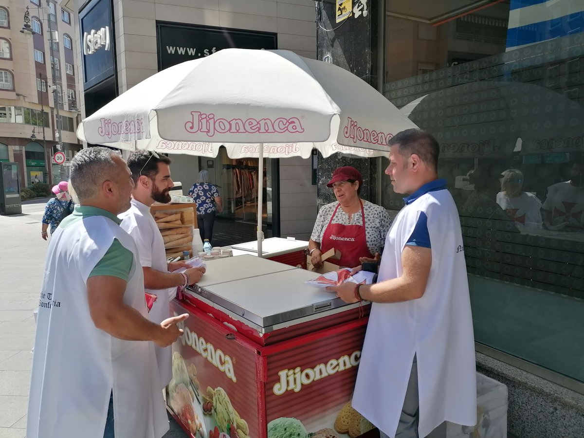 🛡️✨ ¡ #Ponferrada se prepara para la Noche Templaria!
Las Asociaciones Bergidum Templi y El Centro Mola han impulsado el reparto de 100 vestas templarias entre los comercios, con el apoyo de las Concejalías de Turismo y Comercio.
👏🏻Otra iniciativa para ambientar la ciudad.