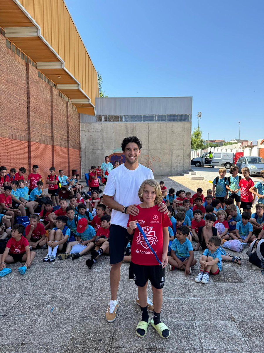 💥 ¡Último día del #CampusPedroPorro y no podíamos despedirnos de mejor manera!

⚽️ Partidos, juegos, risas… y la visita de dos cracks: Iñaki González, jugador de la UD Las Palmas, y Borja Domingo, del CD Badajoz.

🙌 Gracias por formar parte de esta experiencia un año más.