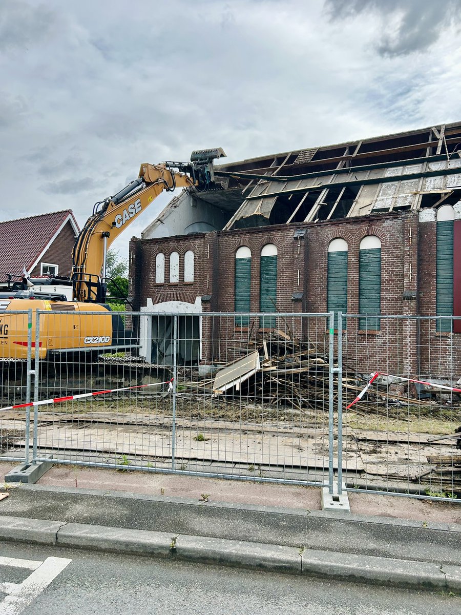 PeterKranendonk's tweet photo. Sloop oude kerkgebouw na precies 112 jaar. #Ridderkerk #sloop #kerk https://t.co/NGb4BXHtl4