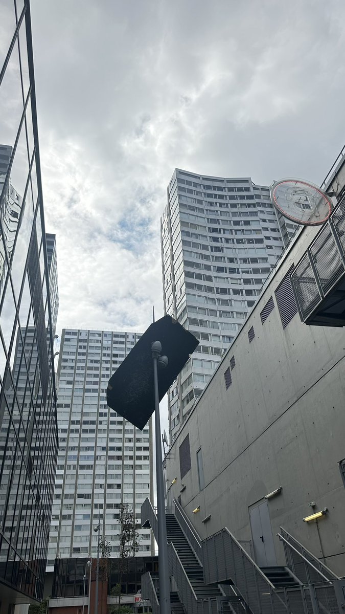 Quelques jours après la tempête, il reste encore quelques stigmates…
#Beaugrenelle #Paris #Orage #Intempéries
