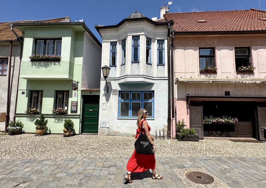 Dos sinagogas, un antiguo cementerio y una frágil belleza formada por callejuelas con mucha historia que contar. Ese es el gueto de Třebíč. Este barrio judío protegido por la #Unesco está entre los mejor conservados y más grandes de Europa. 

📷 Destino #Chequia/ @petiscosgalegos