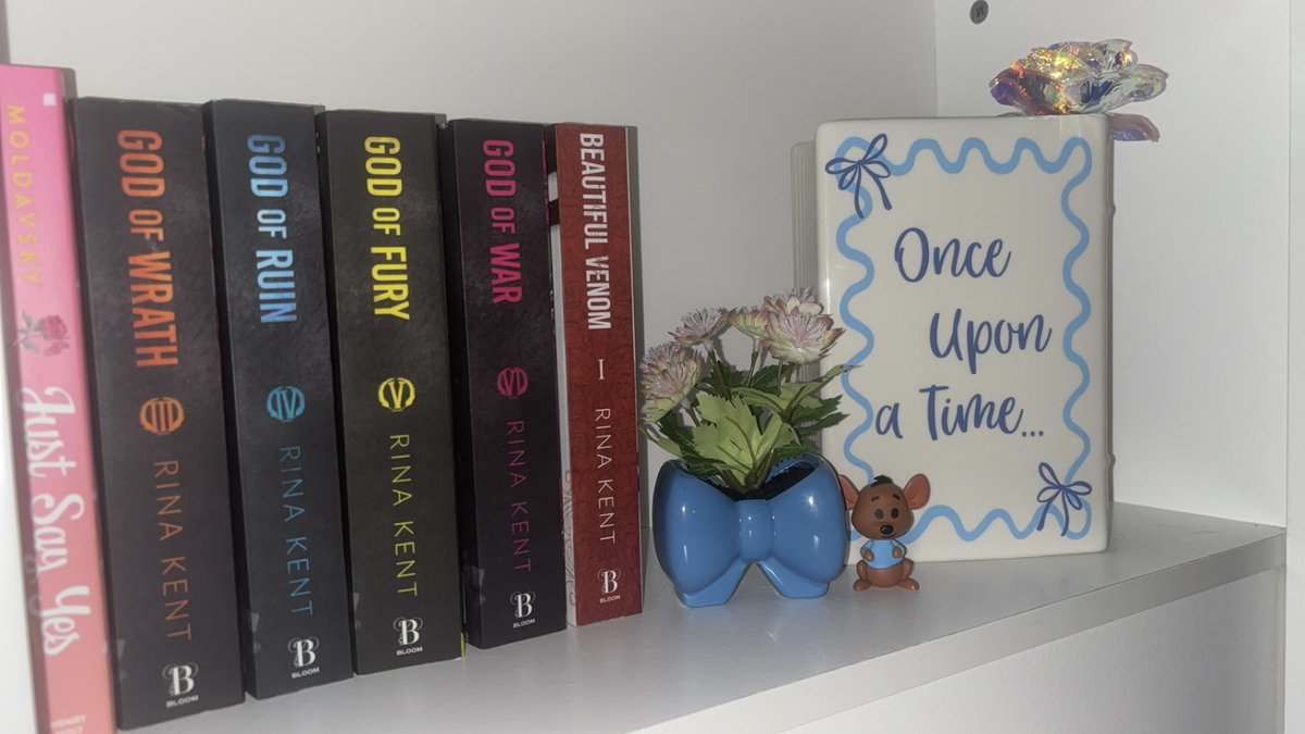 chasingcherryy's tweet image. Lost in a book is the only place I like to be 🩵