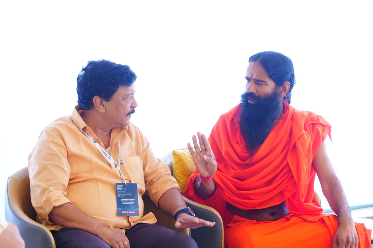 విజయవాడ ఎంజీ రోడ్డులోని మురళీ ఫార్చూన్ హోటల్ లో ఆంధ్రప్రదేశ్ రాష్ట్ర పర్యాటకాభివృద్ధి కోసం గ్లోబల్ ఫోరం ఫర్ సస్టైనబుల్ టూరిజం, ఏపీటీడీసీ సంయుక్తంగా రెండోరోజు నిర్వహించిన టూరిజం కాన్ క్లేవ్ టెక్ ఏఐ 2.0 లో పాల్గొని క్యారావాన్ పర్యాటక వాహనాలను ప్రారంభించిన గౌరవ ముఖ్యమంత్రి శ్రీ నారా