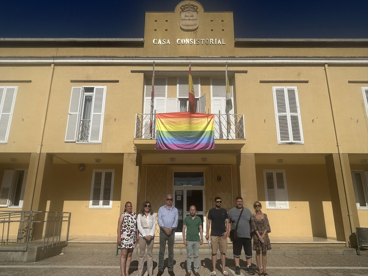 ¡Feliz #Orgullo2025🏳️‍🌈!

La bandera LGTBI como símbolo del  compromiso con una sociedad como la española, abierta y orgullosa de su diversidad.

Hoy, en #VillamurielDeCerrato