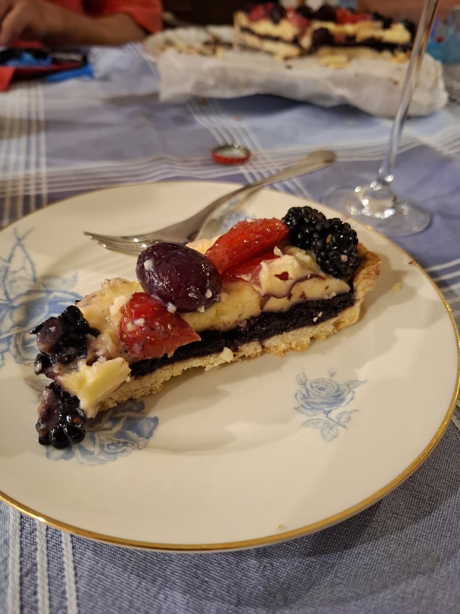Posso dire di essere molto fiero della torta che mi sono fatto per il compleanno? 👉🏻👈🏼
Marmellata e frutta di casa fanno la differenza 🤤