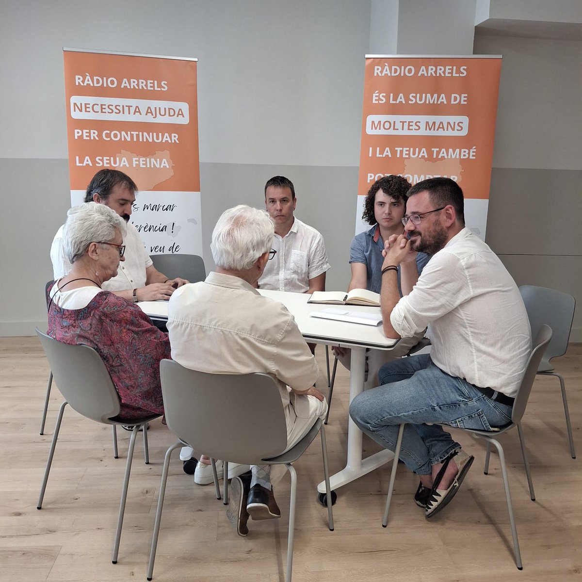 RadioArrels's tweet photo. Ahir ens vam reunir a @ElFoment_org amb entitats i institucions de les comarques gironines per explicar la nostra situació i trobar suports. Sem l'únic mitjà de comunicació 100% en català de #CatalunyaNord i tenim menester de la resta dels #PaïsosCatalans
https://t.co/KxLImxPBO7 https://t.co/DOa6JYOivN