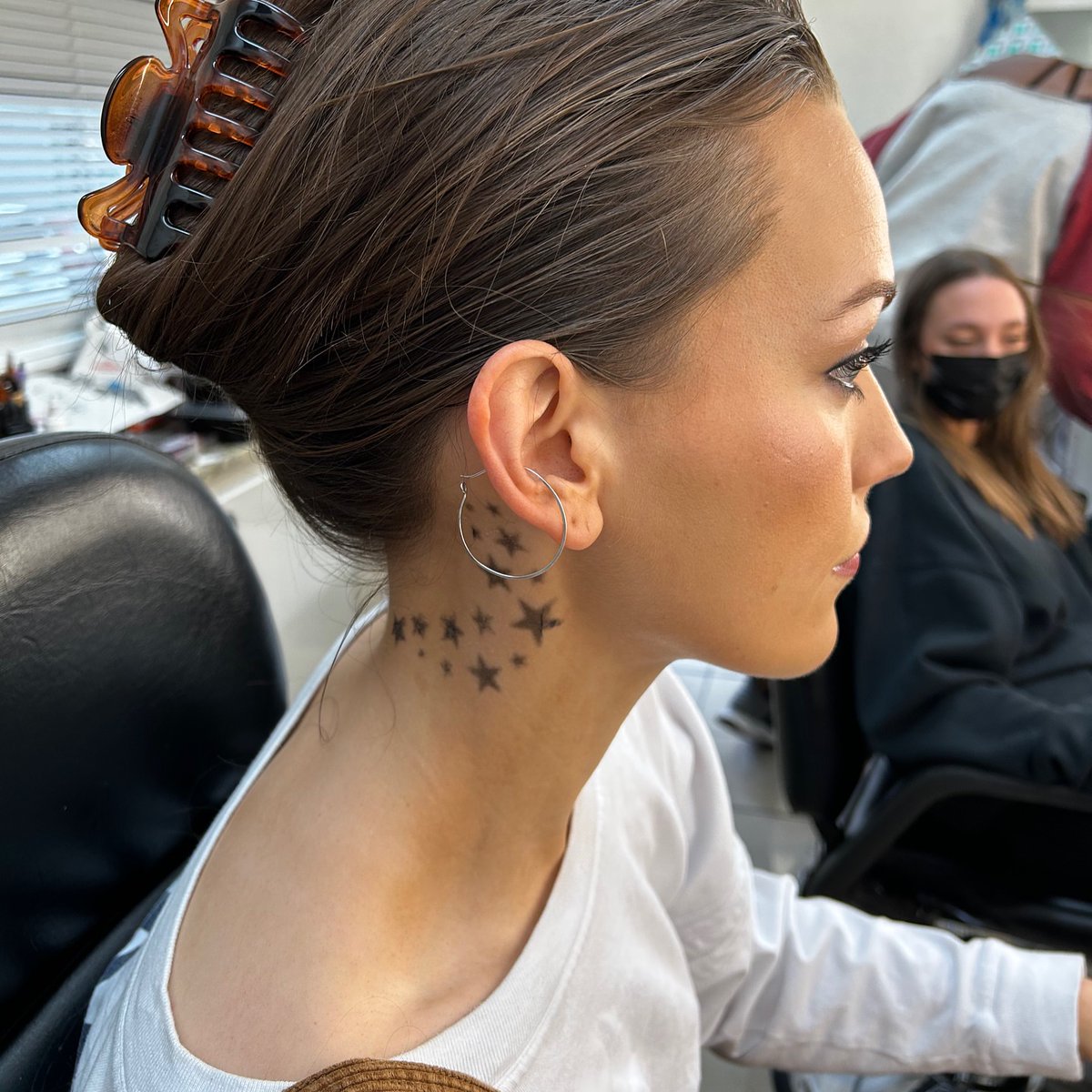 UpdatePedretti's tweet image. Victoria Pedretti behind the scenes of tattoo design for her character in Ponyboi made by caralucia_tattoos