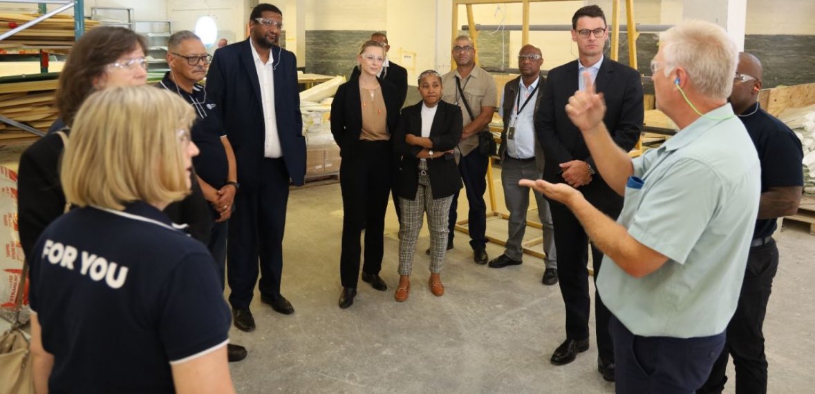 SihleLonzi's tweet photo. Samantha Graham is the Deputy Minister of Electricity and EC DA Provincial Leader.

Her daughter, Annie Jankovich, is employed by the now fired Deputy Minister of Trade and Industry, Andrew Whitfield.

DA crooks are no different from those who employ their children in government! https://t.co/iSz4wpUfJP