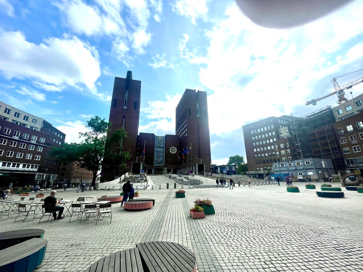 Bilfritt byliv er bydød. Områdene i oslo som er erklært «bilfritt byliv» er også døde soner.

Dette er Oslo Rådhus en vakker torsdag sommerdag etter jobb. Knapt noen mennesker bruker plassen. Her var det før MDG mye forretninger, parkering og mye liv.