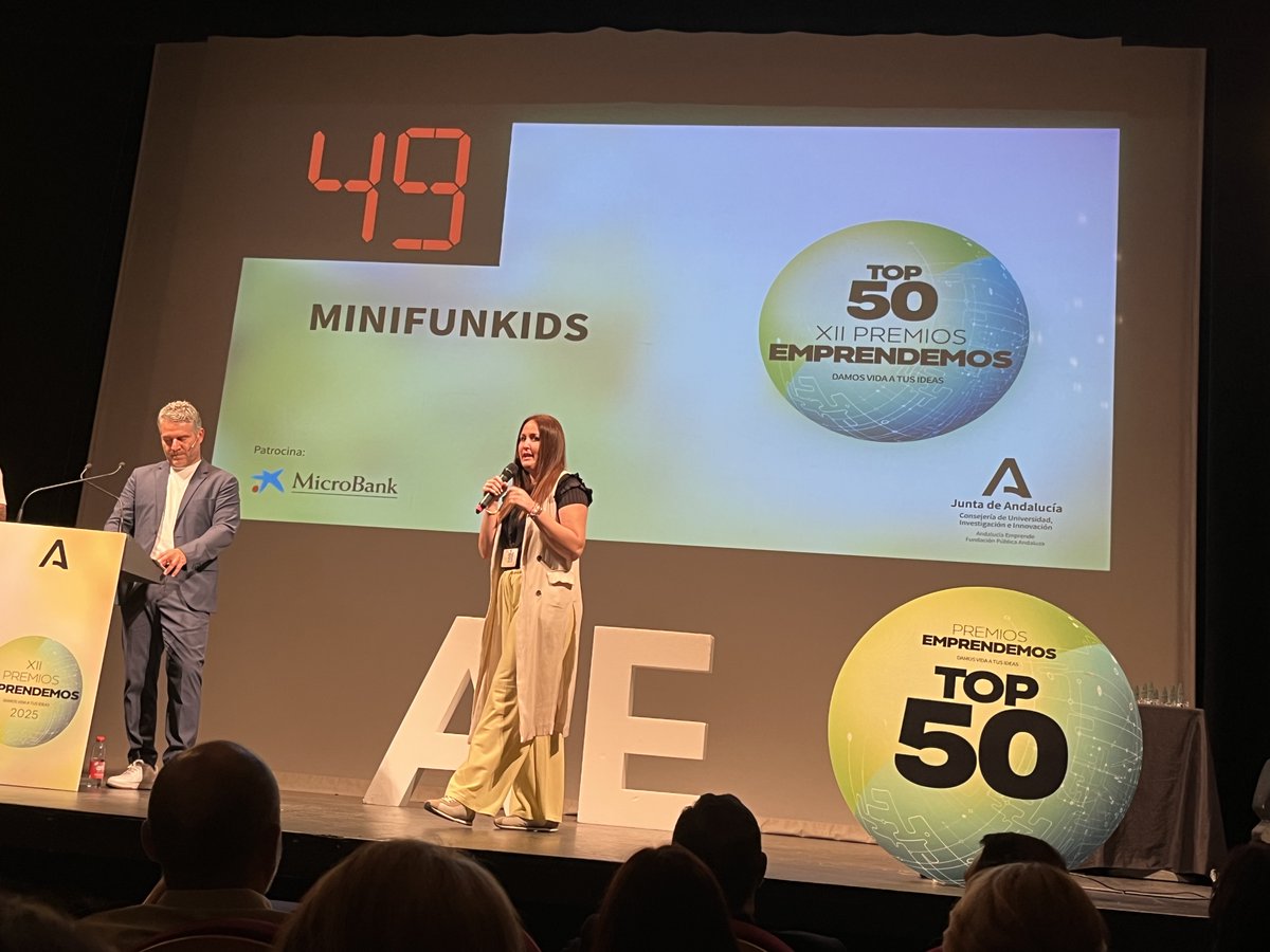 OpenFuture_And's tweet photo. Ayer vivimos una gran jornada en la final de los Premios Emprendemos Top 50 de @aemprende.
Varias startups de #AOF llegaron a la final e Inbiota, acelerada en #ElCable, fue la ganadora de la provincia de Almería. 👏
¡Enhorabuena por este logro!🚀
#TOP50 #EmprendeAND https://t.co/hFov4A3WgU