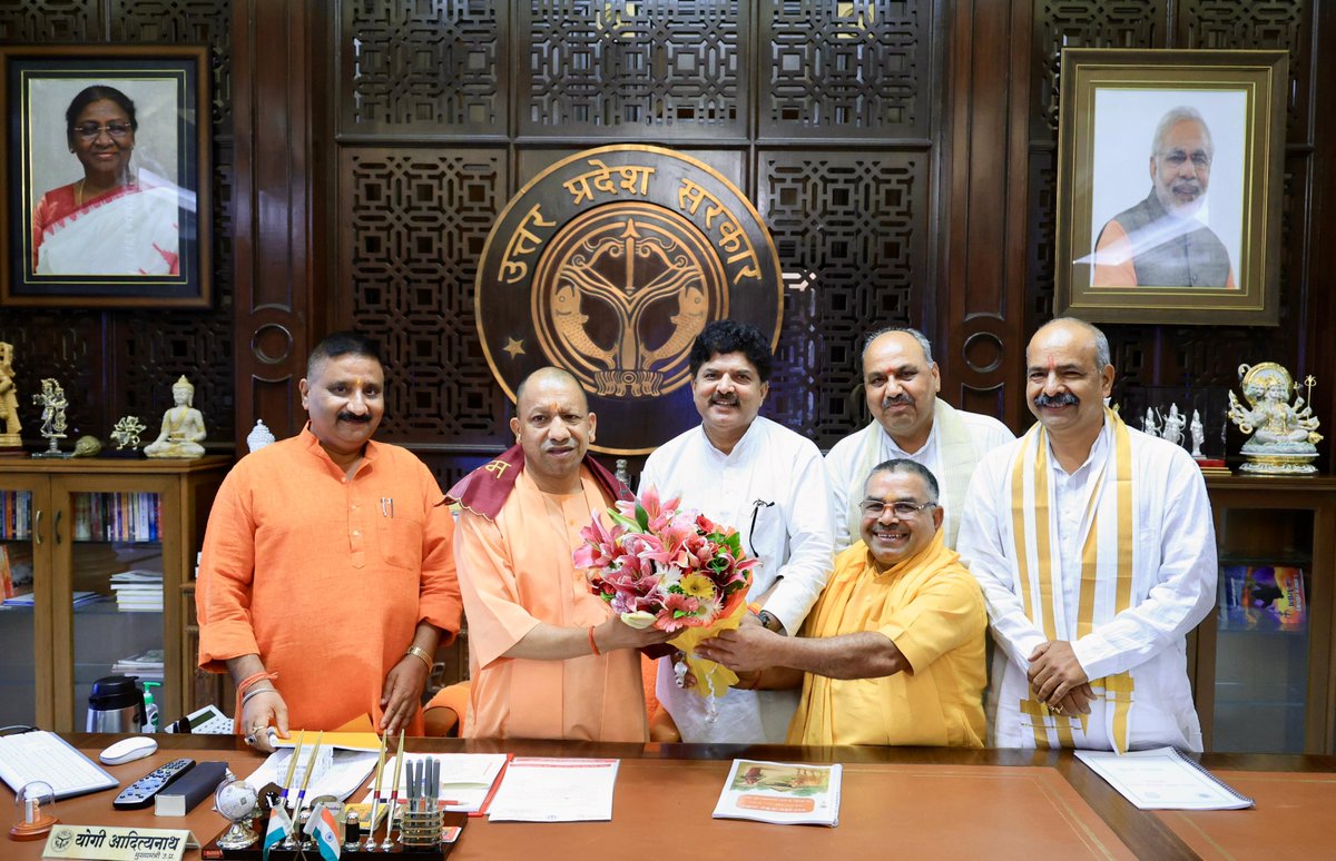 myogioffice's tweet image. मुख्यमंत्री श्री @myogiadityanath जी महाराज से आज लखनऊ में उत्तर प्रदेश गो-सेवा आयोग के अध्यक्ष श्री श्याम बिहारी गुप्ता जी एवं उपाध्यक्ष श्री महेश कुमार शुक्ल जी ने शिष्टाचार भेंट की।

इस अवसर पर आयोग के सदस्य श्री राजेश सिंह सेंगर जी, श्री दीपक गोयल जी तथा श्री रमाकान्त…