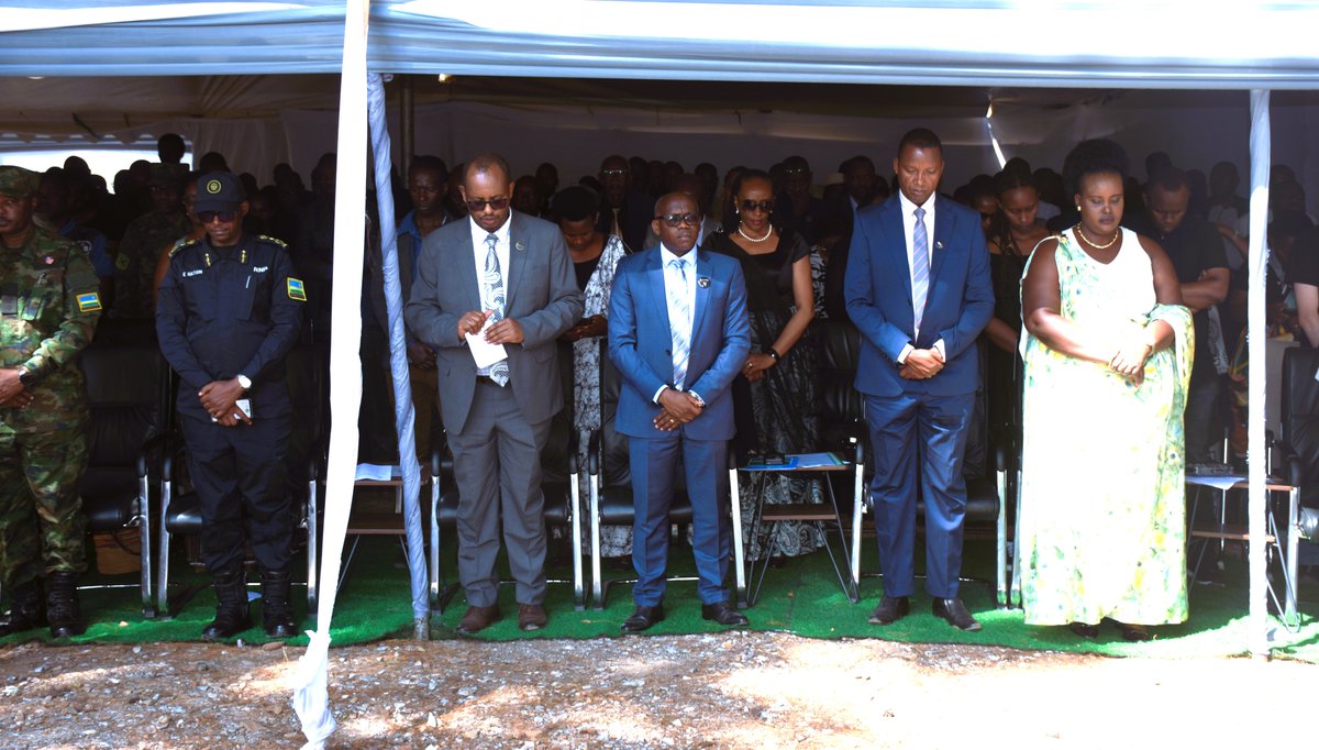 #Kwibuka31: Ku rwibutso rwa Bisesero harimo kubera igikorwa cyo kwibuka ku nshuro ya 31 Jenoside yakorewe Abatutsi no gushyingura imibiri 65 yabonetse.  Uru rwibutso rushyinguyemo imibiri isaga ibihumbi 50. Mwakurikirana igikorwa cyo kwibuka hano: youtube.com/live/o1Ps4OgiA…