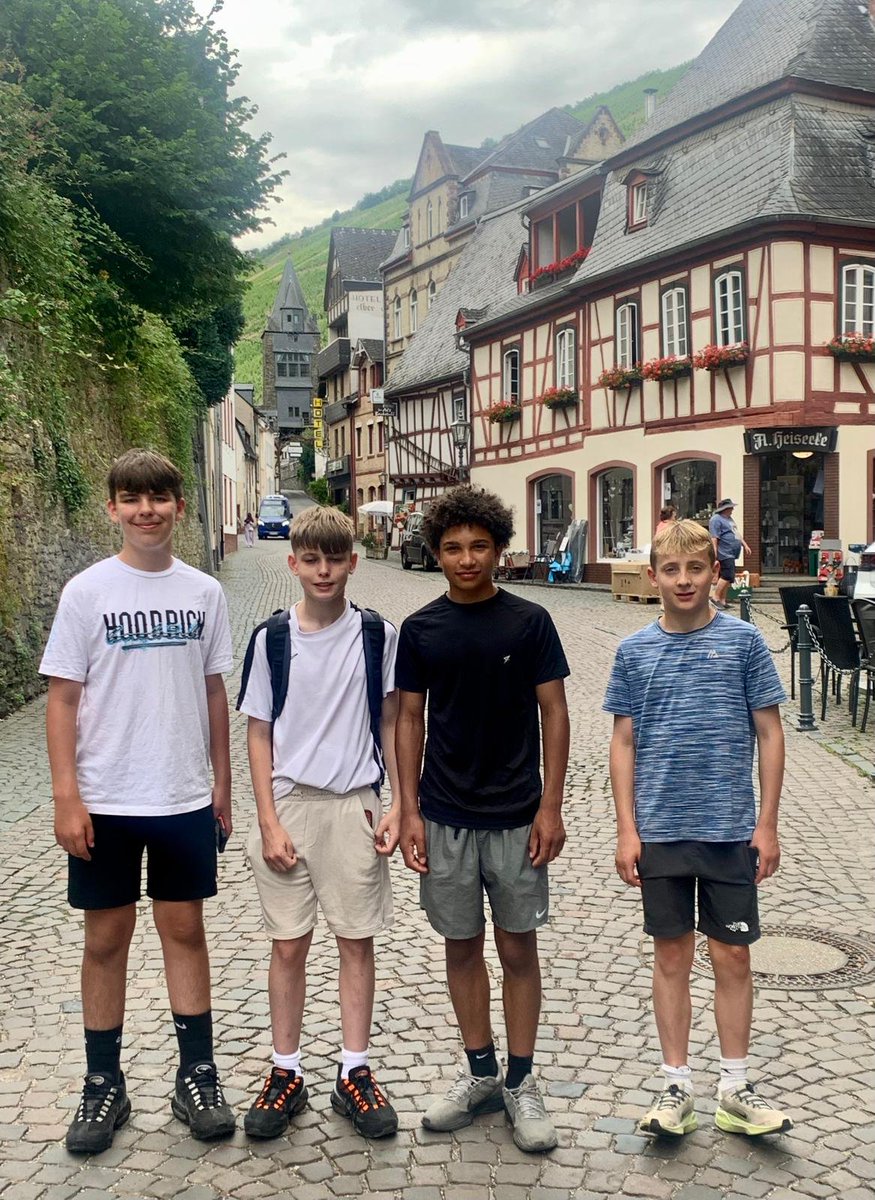 Germany Update 🇩🇪⛰️
A scenic and relaxing day exploring the beauty of the Rhine Valley!

Started with a boat trip along the Rhine, taking in the stunning riverside views 🚤

Stopped off in Bacharach, a charming traditional German village straight out of a fairytale 🏘️🌸 (1/2)