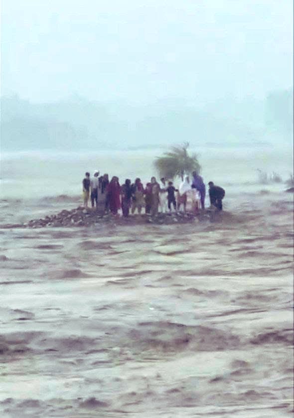 خیبر پختونخواہ حکومت، پی ڈی ایم اے، ڈپٹی کمشنر،سوات پولیس چیف یا کوئی ریسکو ٹیم انکو بچا سکتے تھی

لیکن گھنٹوں کی چیخ و پکار رنگ نہ لائی اور یہ ایک ہی خاندان کے افراد سیلابی ریلے کی نظر ہو گئے
